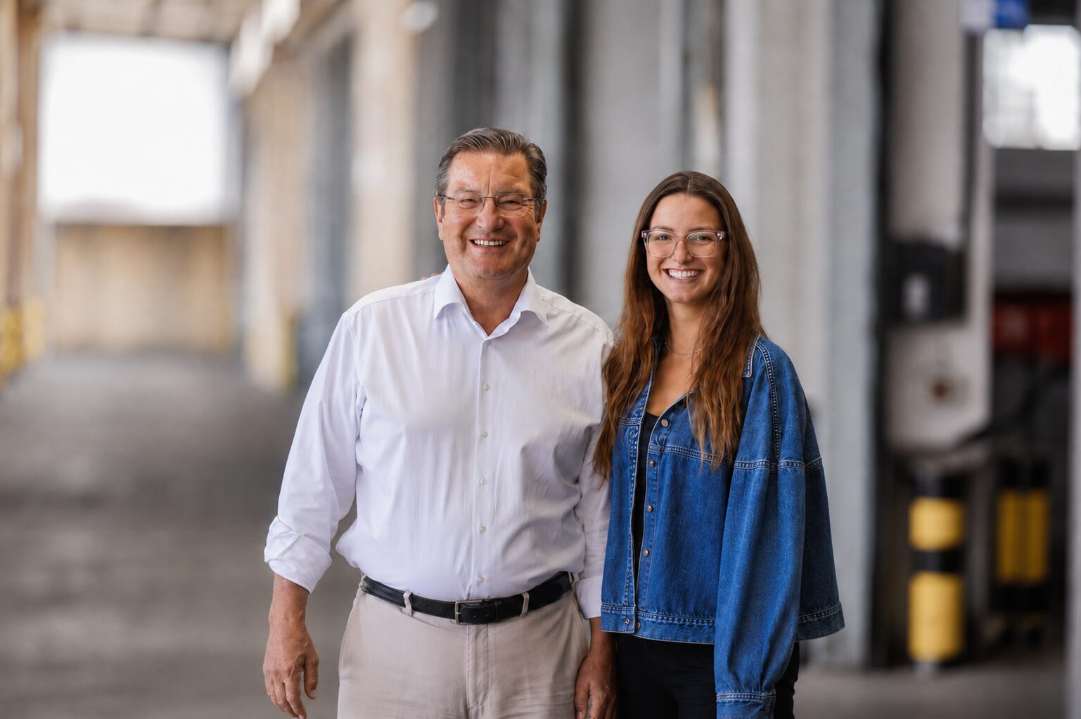 Dr. Peter Huppertz und Julia Huppertz gemeinsam am Standort in Köln